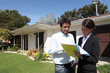 Foto: realtors in front of a house realtors in front of a house