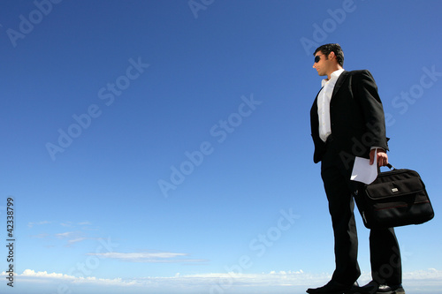 Foto: Businessman with sunglasses and briefcase Businessman with sunglasses and briefcase