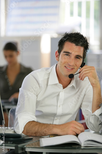 Foto: a man at office talking with a micro a man at office talking with a micro