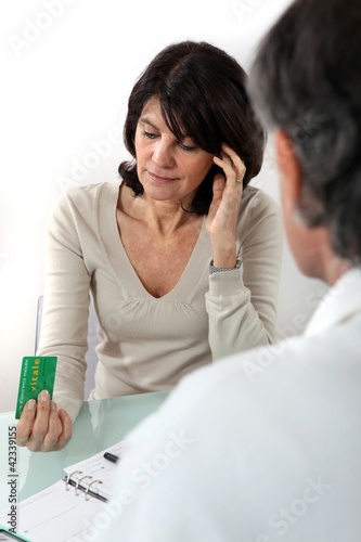 Foto: female patient in doctor's surgery female patient in doctor's surgery