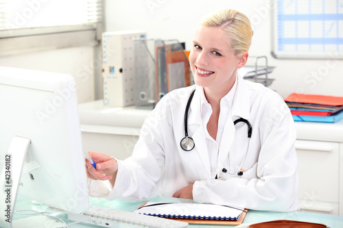 Foto: Female doctor in consultation Female doctor in consultation