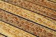 Nasses Holz mit perlenden Wassertropfen Hintergrund