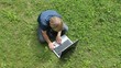 Video: Kind mit Laptop in der Natur mit Vogelgezwitscher Kind mit Laptop in der Natur mit Vogelgezwitscher
