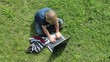 Video: Kind spielt am Laptop Kind spielt am Laptop