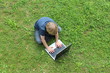 Kind spielt am Laptop