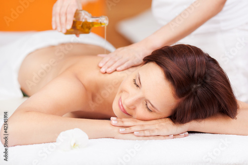 Foto: entspannende massage mit öl entspannende massage mit öl
