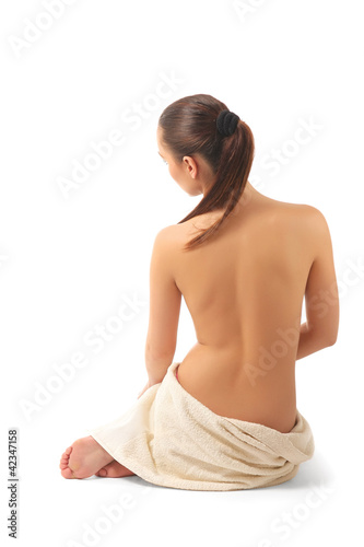 Foto: picture of beautiful lady with wite towels on white sand picture of beautiful lady with wite towels on white sand