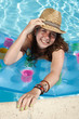 Adolescente avec chapeau dans un piscine