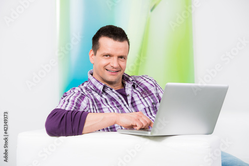 Foto: mann arbeitet von zuhause am laptop mann arbeitet von zuhause am laptop