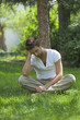 Foto: upset young man in pain outdoors upset young man in pain outdoors