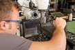 Mechaniker beim Messen