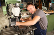 Mechaniker an Fräsmaschine