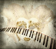Fondo per musica con maschera veneziana e tasiera di pianoforte