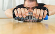 mann übt mit wasserflasche