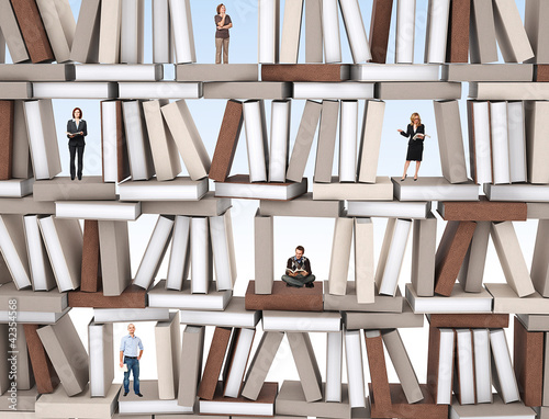 Foto: people on books wall people on books wall