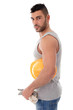 Bauarbeiter mit Helm unter dem Arm