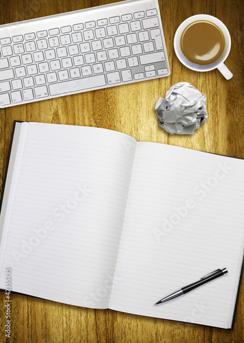 Foto: overhead open book on desk overhead open book on desk