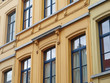 gelbe Altbaufassade