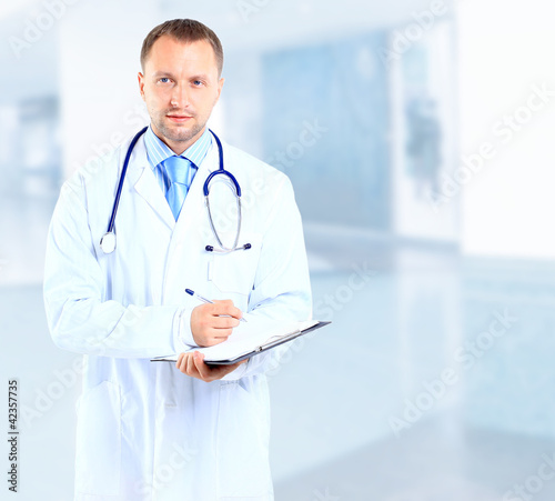 Foto: portrait of doctor with stethoscope with arms crossed portrait of doctor with stethoscope with arms crossed