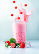 Foto: Splashing boba tea with falling pearls Splashing boba tea with falling pearls
