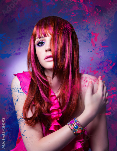 Foto: Mädchen mit rotem Haar und pinken Strähnen - haircolor 05 Mädchen mit rotem Haar und pinken Strähnen - haircolor 05