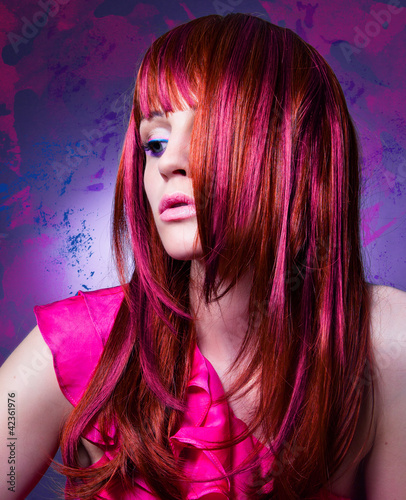 Photo: Mädchen mit modischem Haarschnitt - haircolors 06 Mädchen mit modischem Haarschnitt - haircolors 06