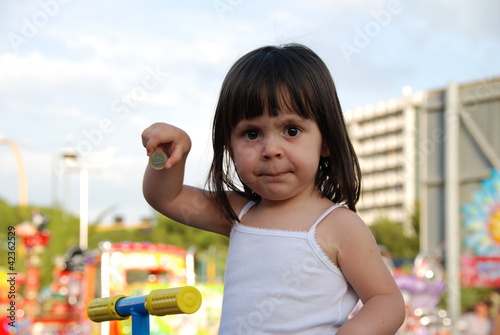 Foto: BAMBINA CON MONETA BAMBINA CON MONETA