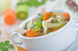 Bunte Gemüsesuppe mit Hühnerfleisch