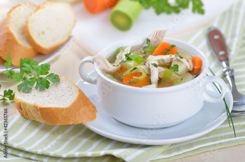 Foto: Deftige Hühnersuppe mit Gemüseeinlage Deftige Hühnersuppe mit Gemüseeinlage