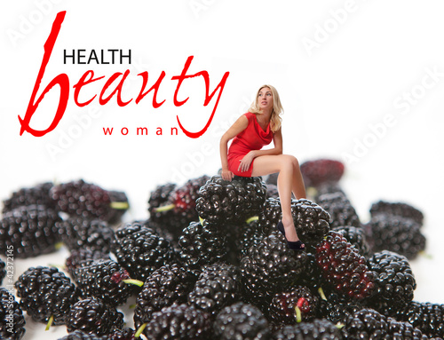 Foto: Portrait of a young woman with fruit. Concept Portrait of a young woman with fruit. Concept