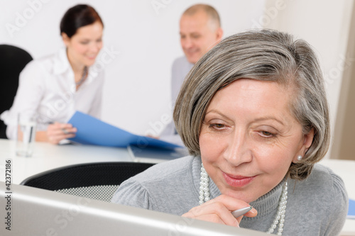 Foto: Executive senior woman business team meeting Executive senior woman business team meeting