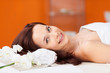 schöne frau entspannt bei einer massage
