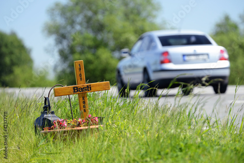 Photo: Kreuz für Unfallopfer am Straßenrand Kreuz für Unfallopfer am Straßenrand