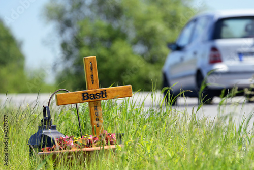 Photo: Kreuz für Unfallopfer am Straßenrand Kreuz für Unfallopfer am Straßenrand