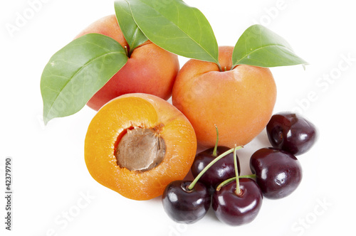 Foto: apricots cherries apricots cherries