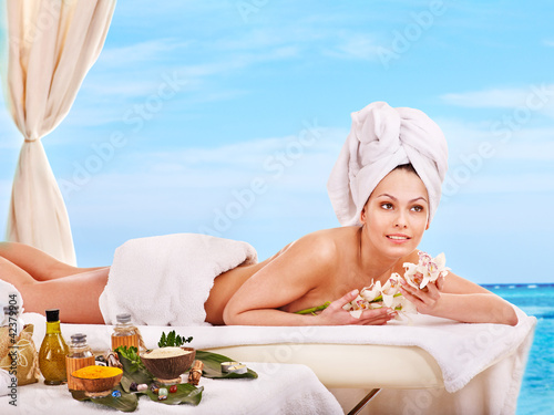Foto: Woman getting spa lastone therapy outdoor. Woman getting spa lastone therapy outdoor.