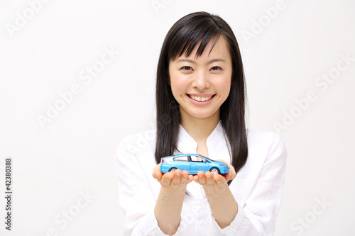 Photo: ミニカーを持つ女の子 ミニカーを持つ女の子
