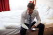 junger Mann mit Tablet-PC auf Hotelzimmer