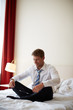 junger Mann mit Tablet-PC auf Hotelzimmer