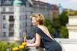 Erwachsene Frau auf Balkon