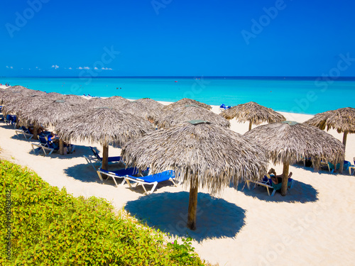 Foto: Thatched umbrellas at a beach in Cuba Thatched umbrellas at a beach in Cuba