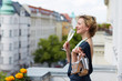 Erwachsene Frau auf Balkon