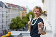 Erwachsene Frau auf Balkon