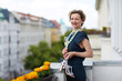 Erwachsene Frau auf Balkon