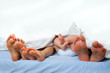 Foto: Famile kuschelt im Bett Famile kuschelt im Bett