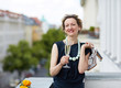 Erwachsene Frau auf Balkon