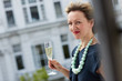 Erwachsene Frau auf Balkon