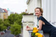 Erwachsene Frau auf Balkon