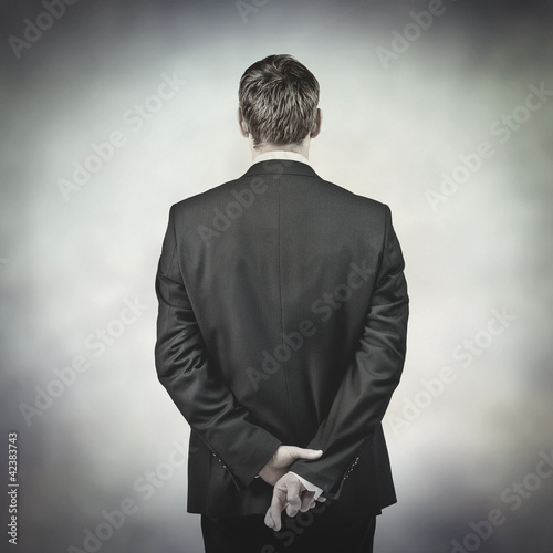Foto: fingers crossed behind back fingers crossed behind back