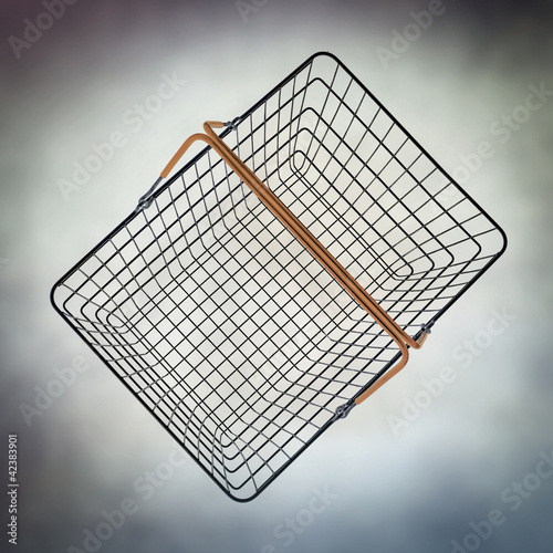 Foto: empty wire basket empty wire basket